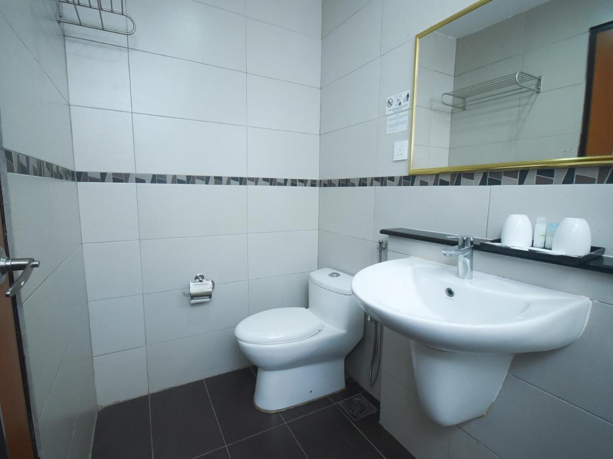Super Oyo 985 Hotel Nur Мири Екстериор снимка