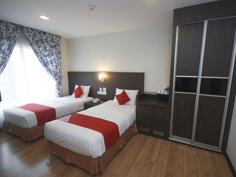 Super Oyo 985 Hotel Nur Мири Екстериор снимка