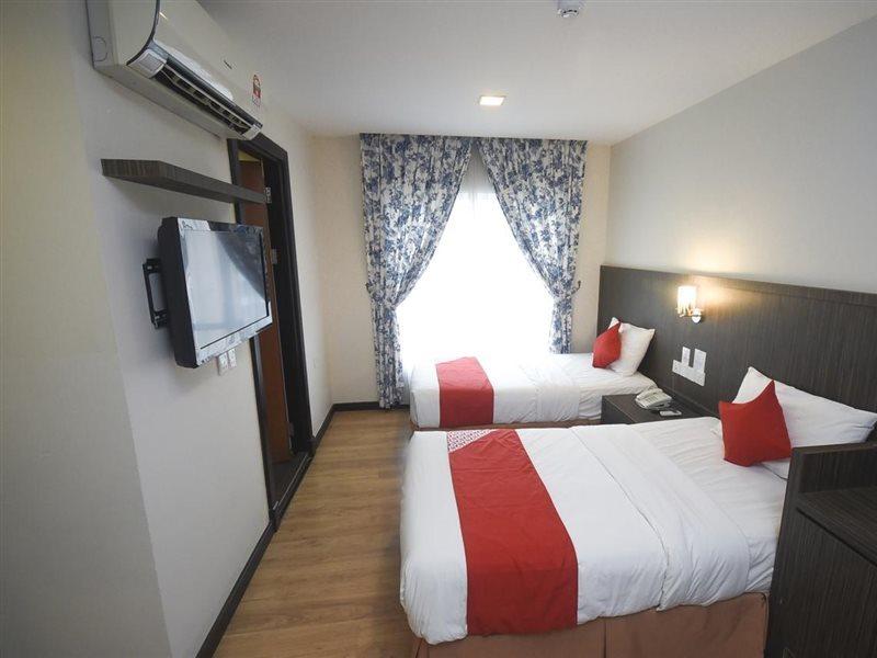 Super Oyo 985 Hotel Nur Мири Екстериор снимка