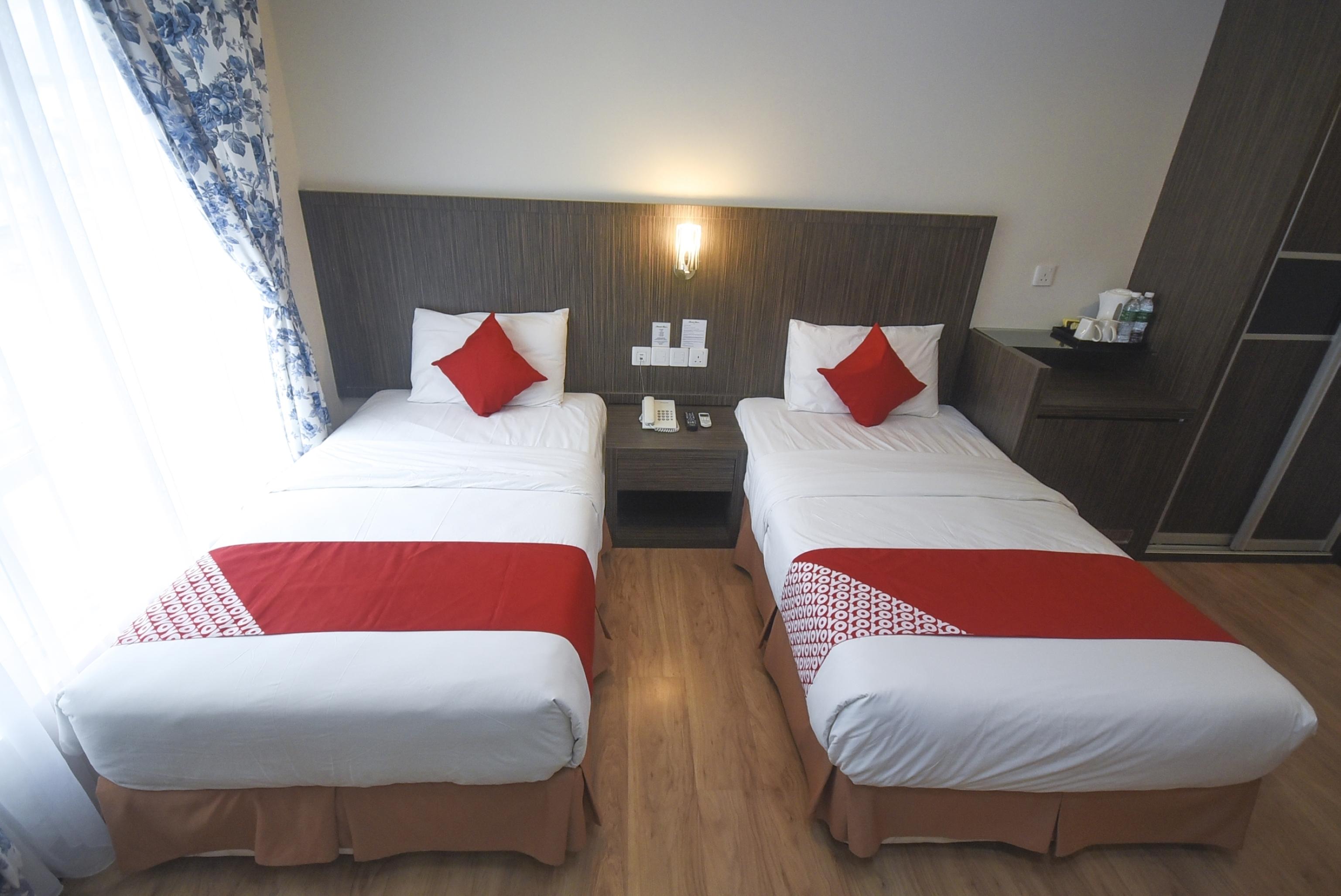 Super Oyo 985 Hotel Nur Мири Екстериор снимка