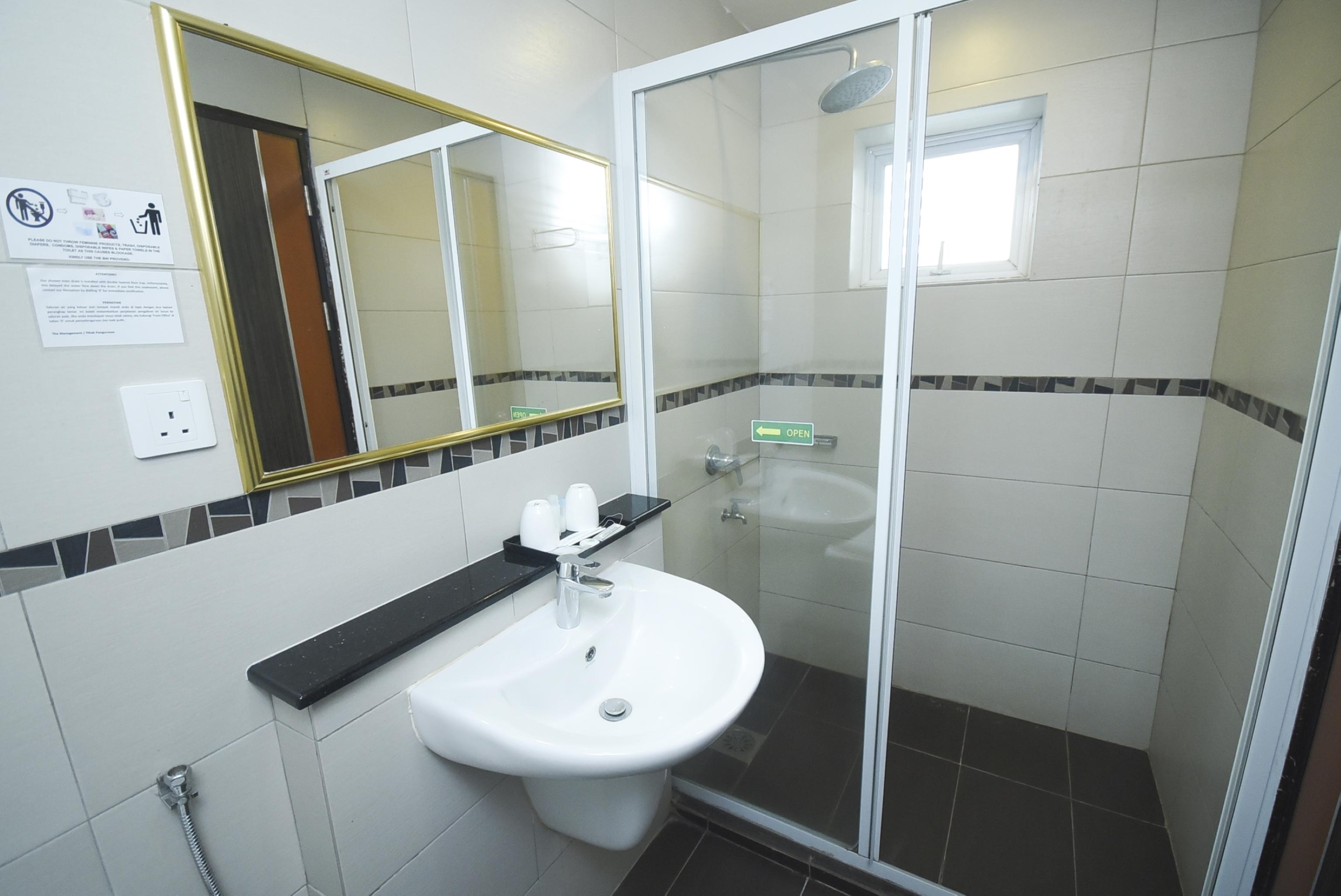 Super Oyo 985 Hotel Nur Мири Екстериор снимка