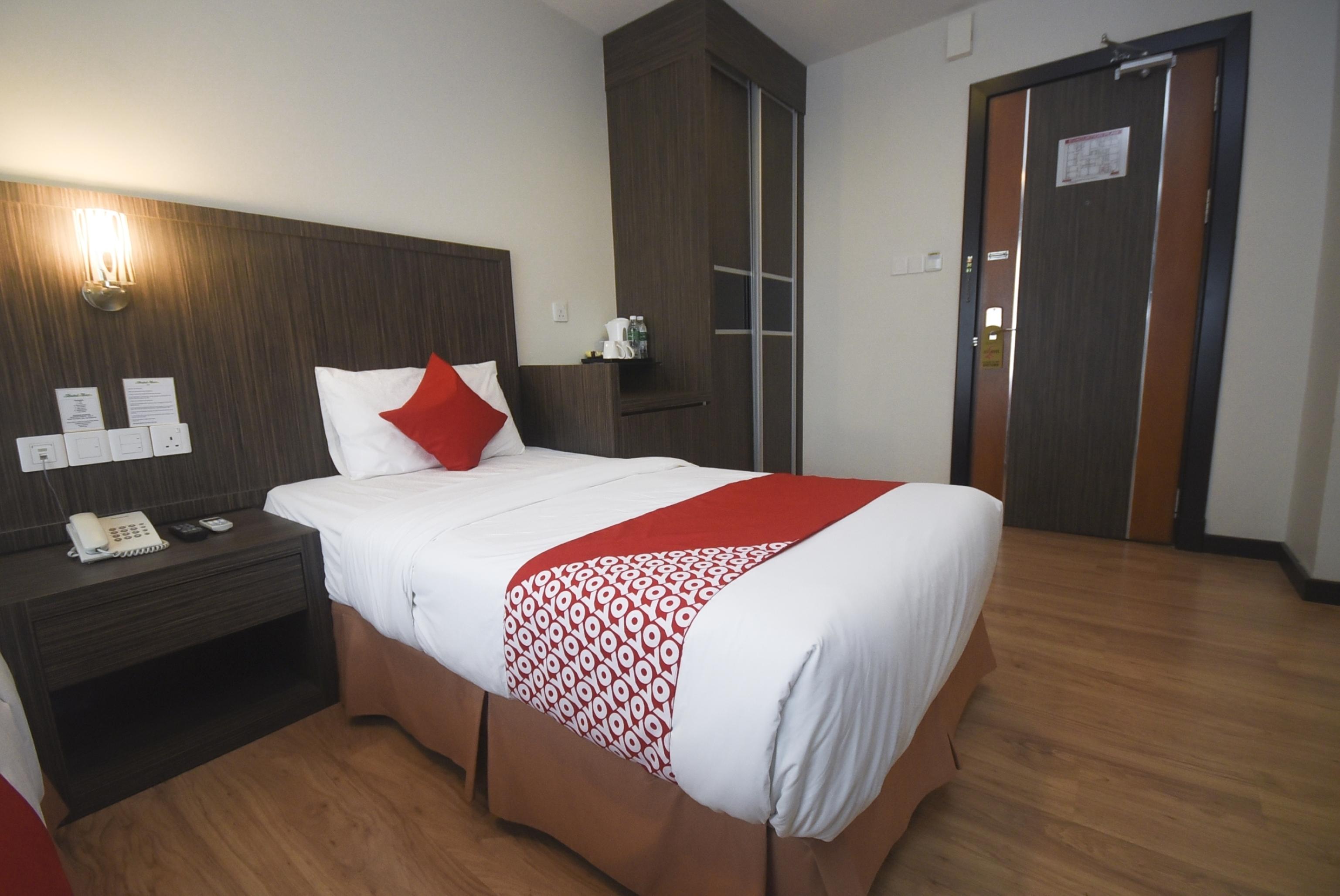 Super Oyo 985 Hotel Nur Мири Екстериор снимка