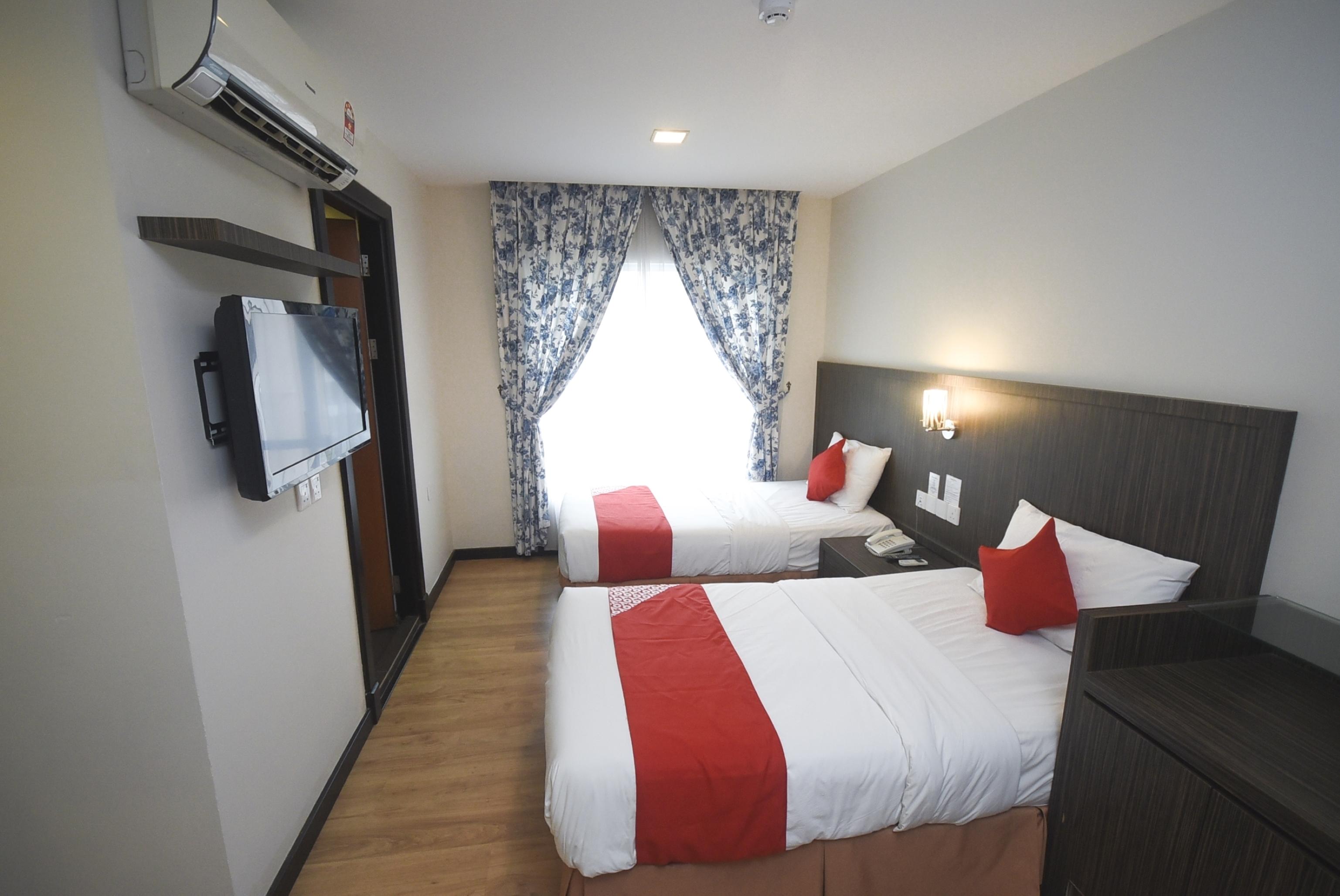 Super Oyo 985 Hotel Nur Мири Екстериор снимка