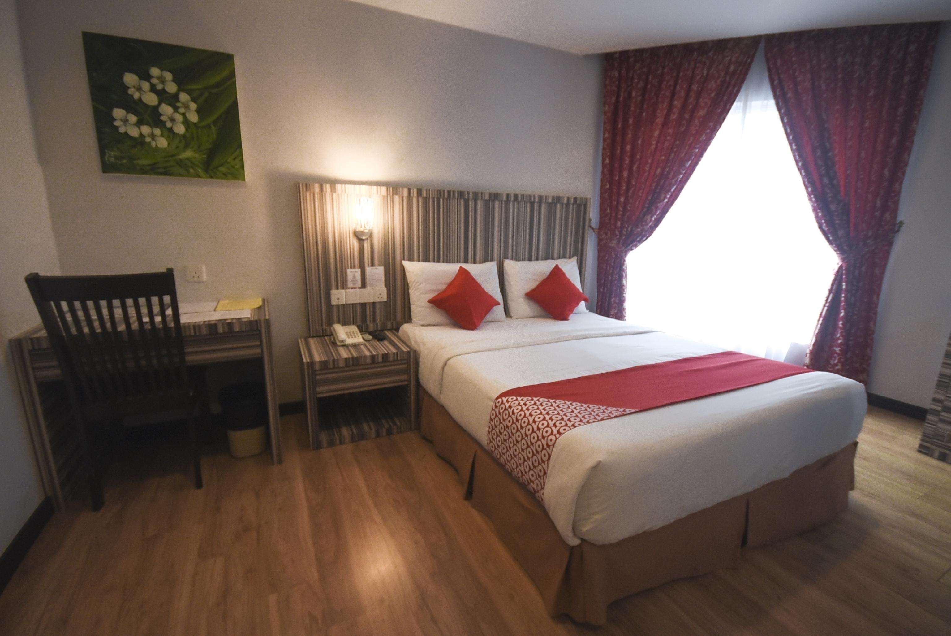 Super Oyo 985 Hotel Nur Мири Екстериор снимка