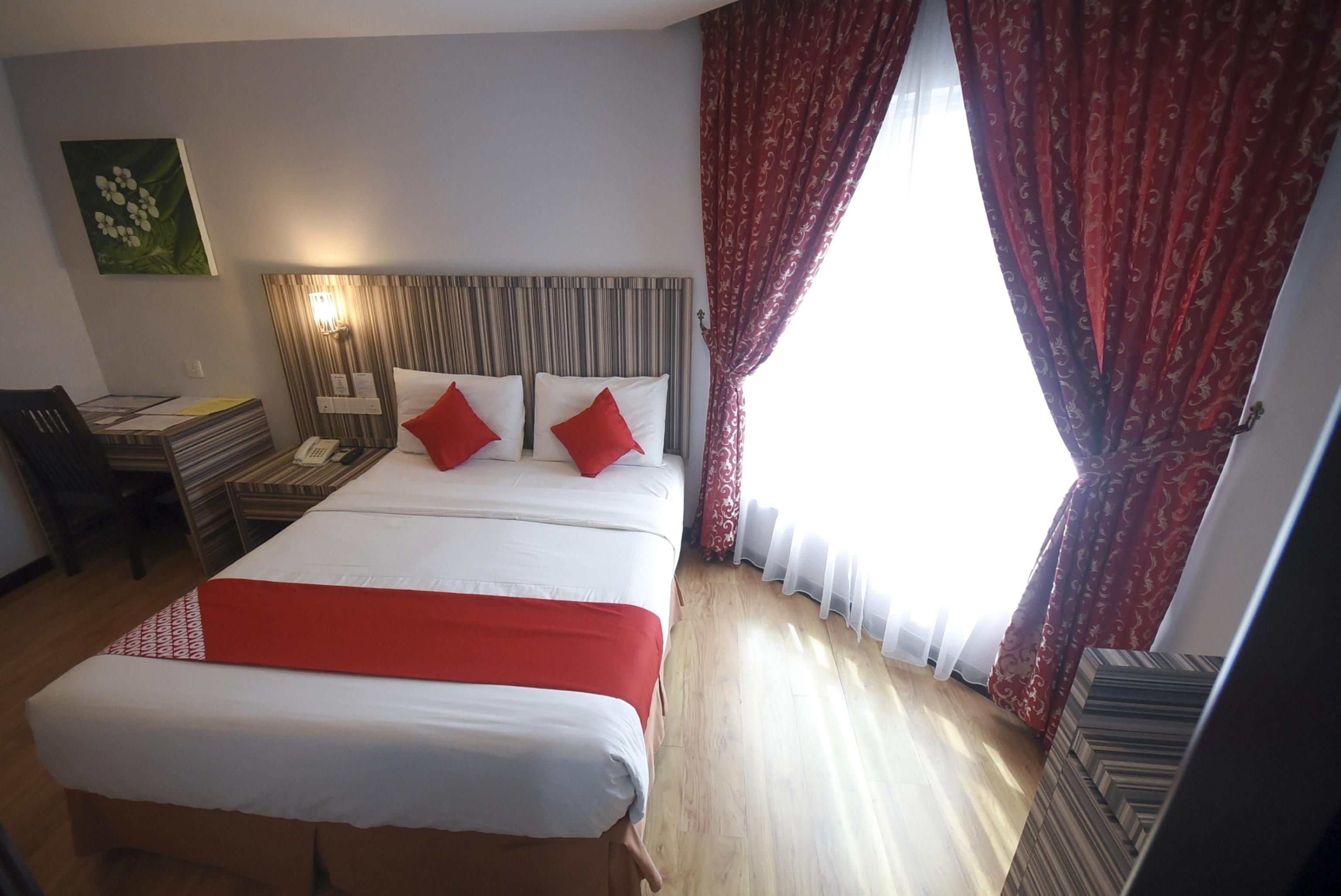 Super Oyo 985 Hotel Nur Мири Екстериор снимка
