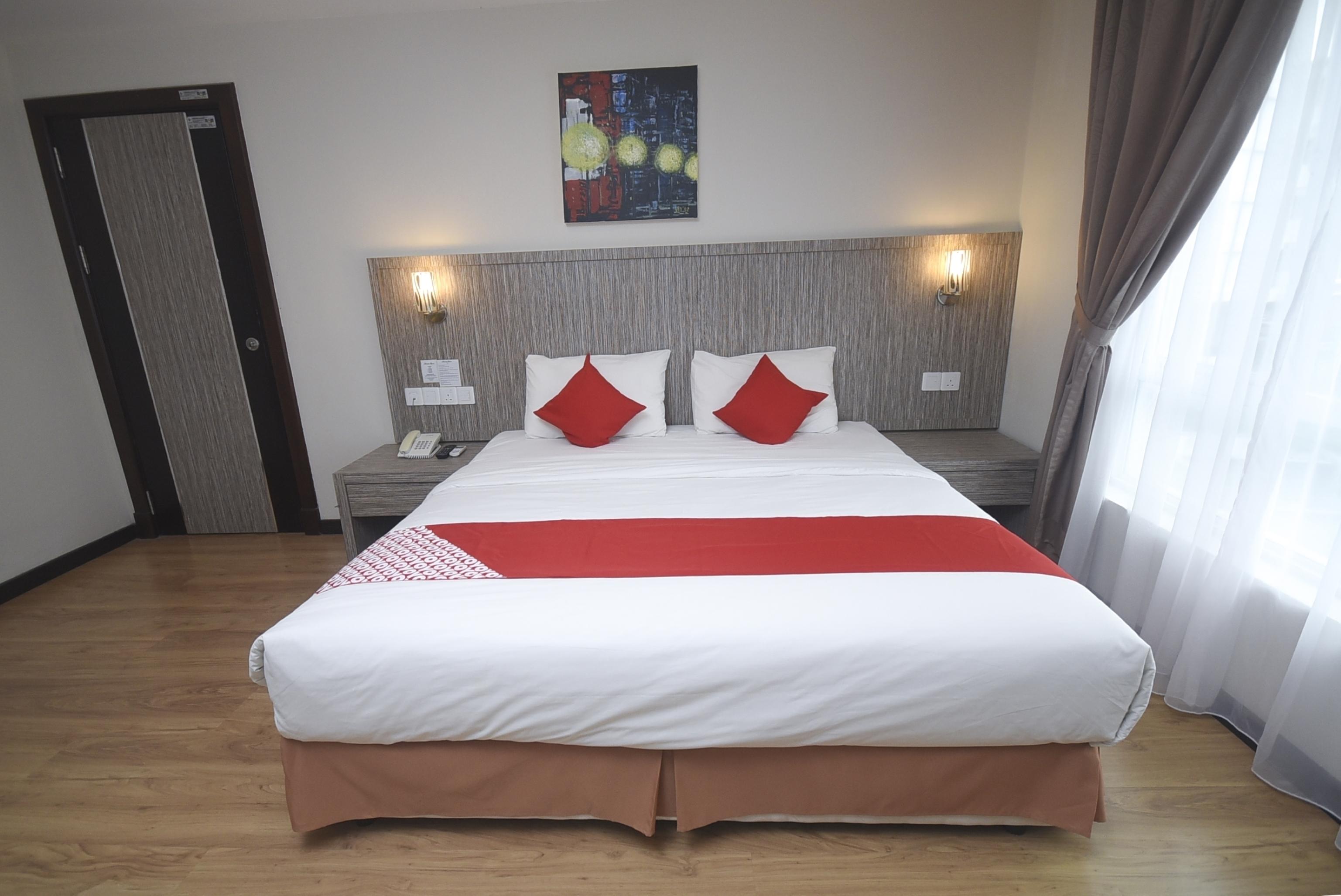 Super Oyo 985 Hotel Nur Мири Екстериор снимка