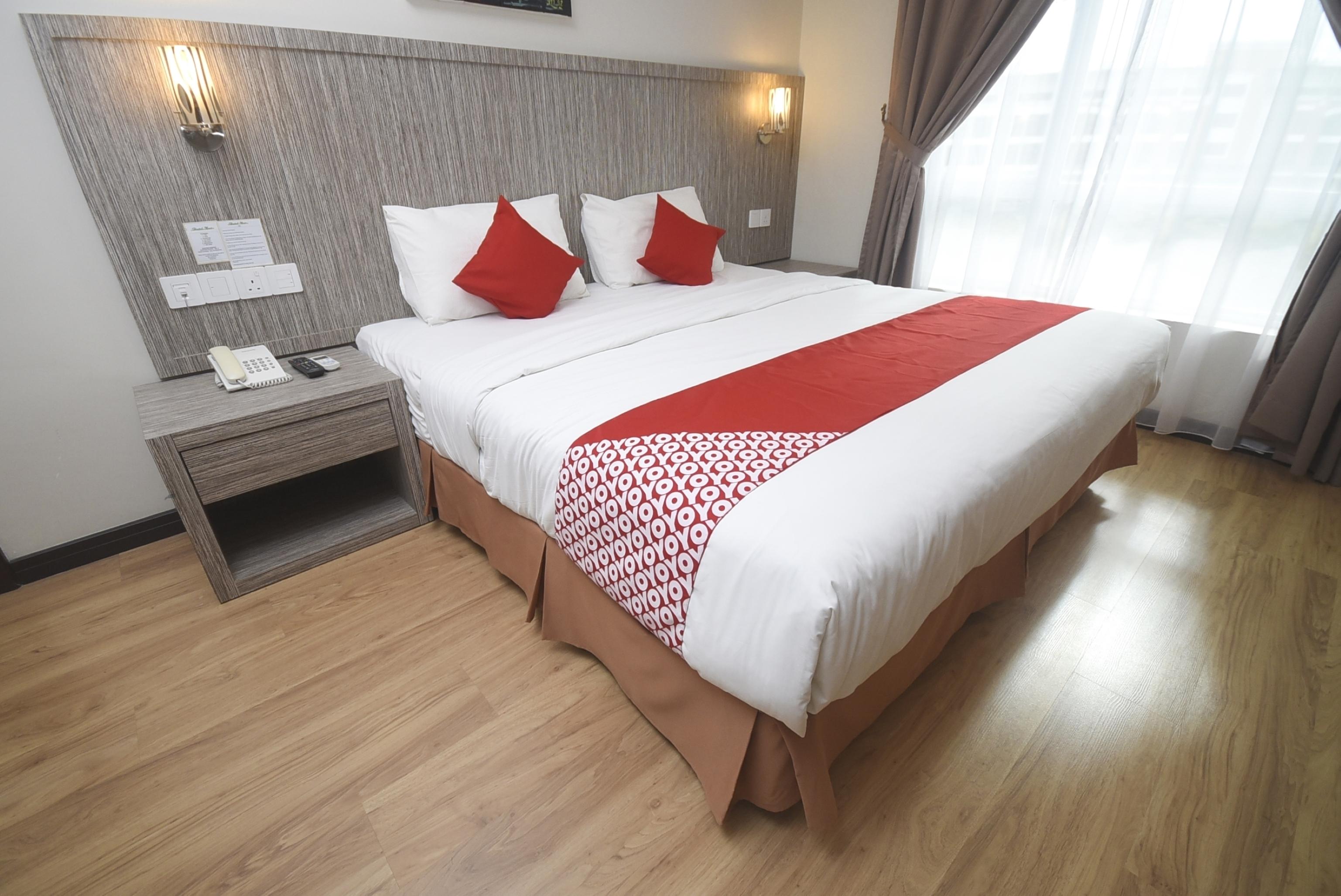 Super Oyo 985 Hotel Nur Мири Екстериор снимка