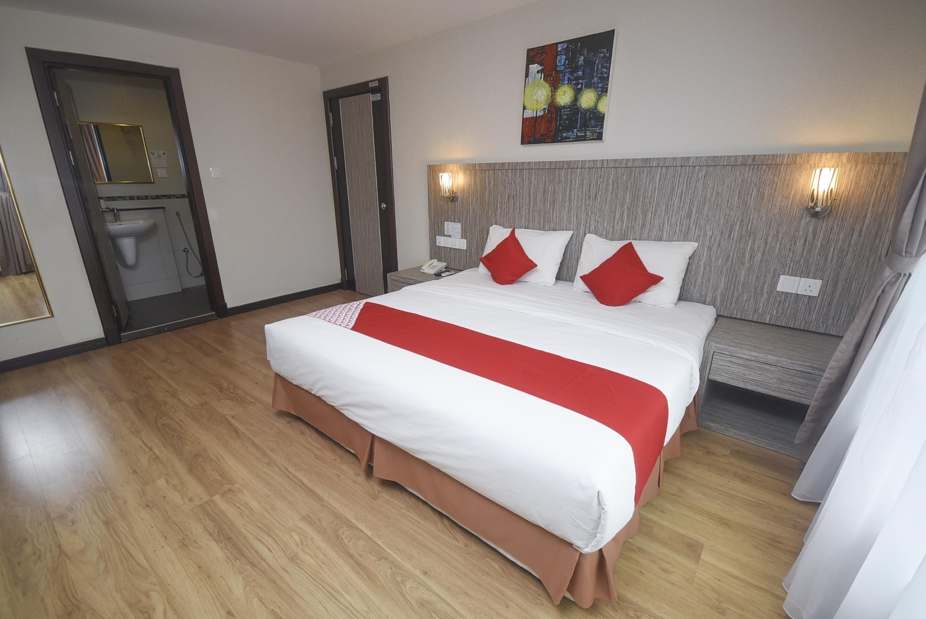 Super Oyo 985 Hotel Nur Мири Екстериор снимка