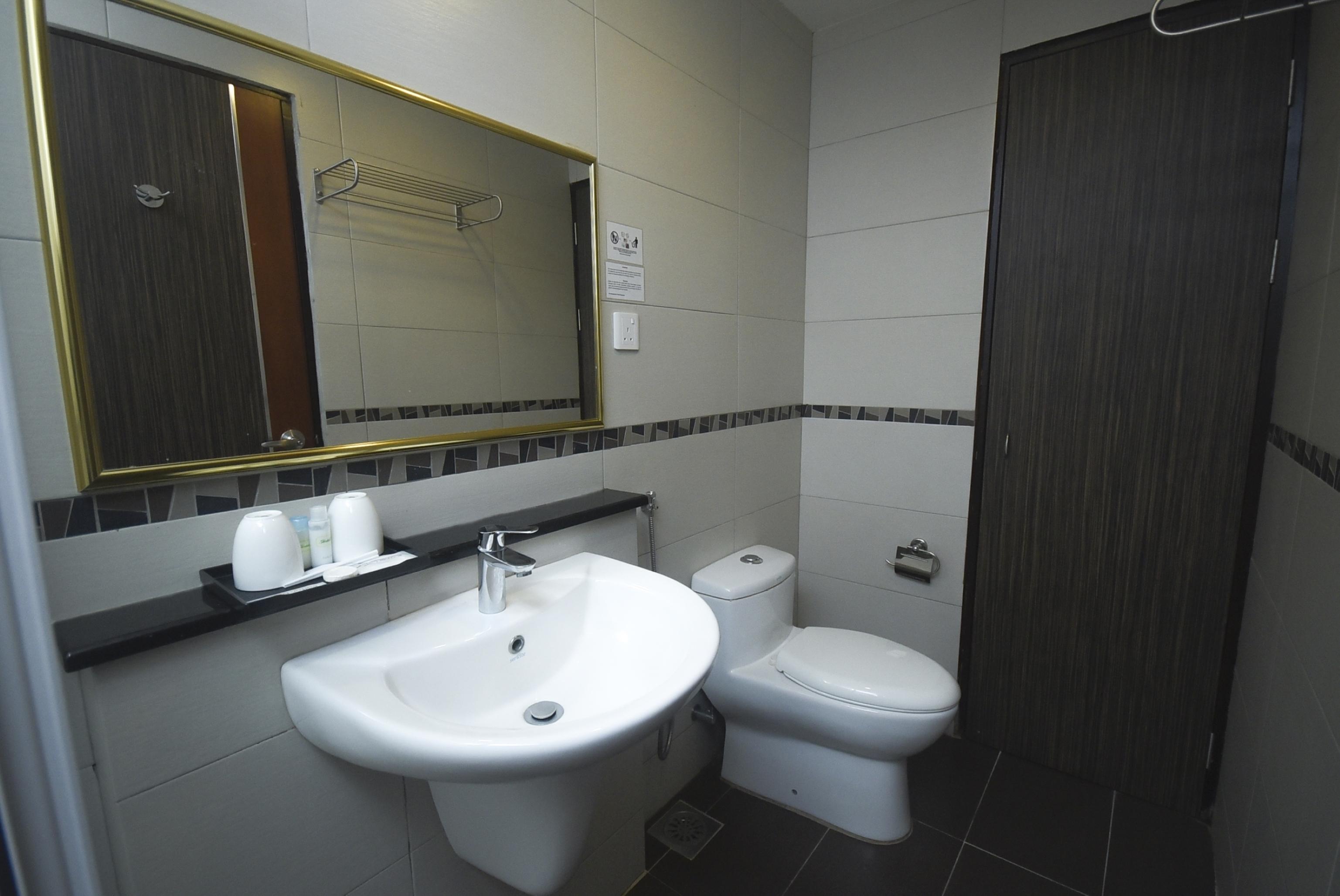 Super Oyo 985 Hotel Nur Мири Екстериор снимка