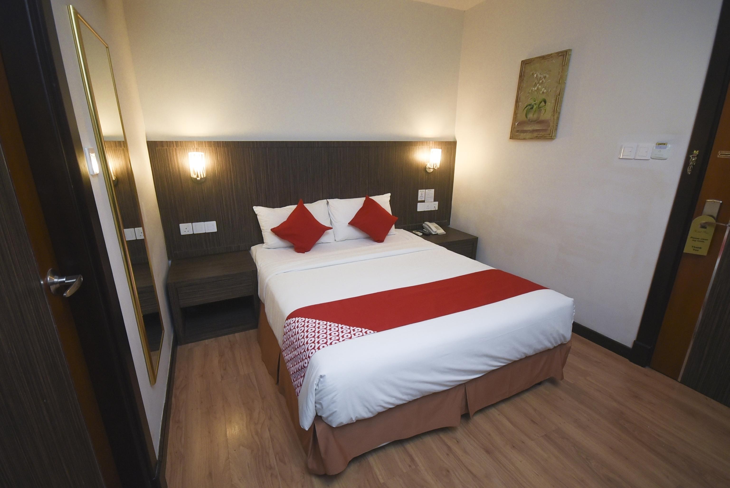 Super Oyo 985 Hotel Nur Мири Екстериор снимка