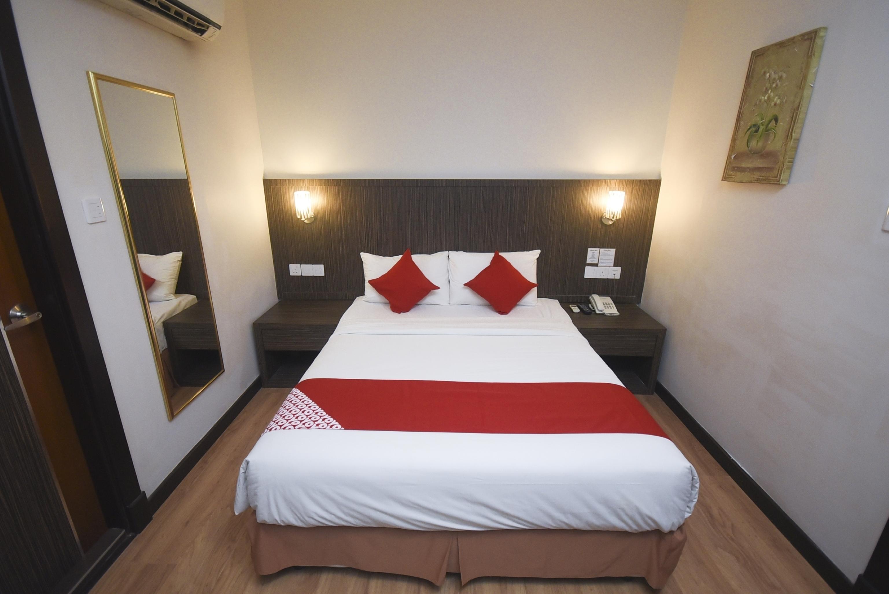 Super Oyo 985 Hotel Nur Мири Екстериор снимка