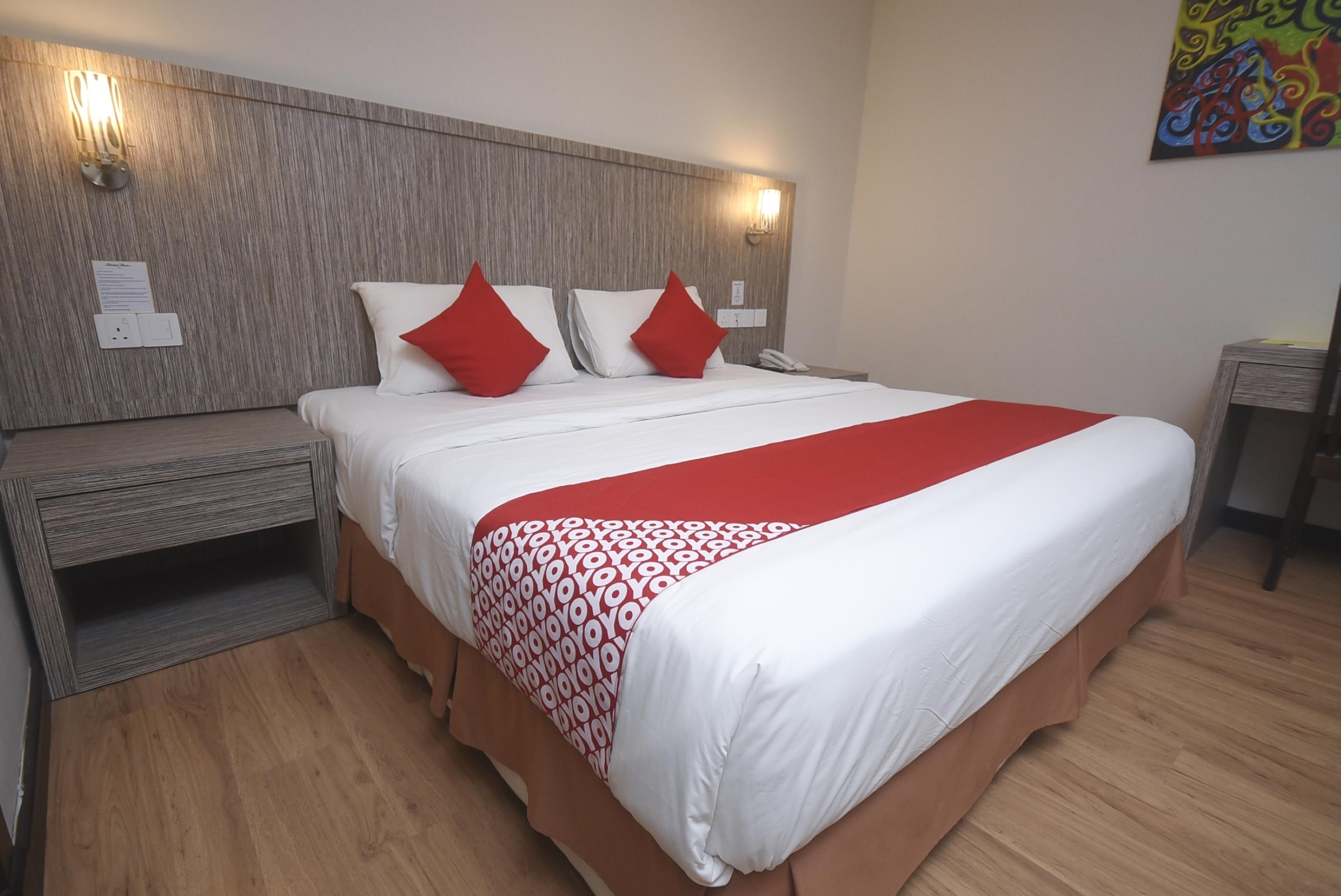 Super Oyo 985 Hotel Nur Мири Екстериор снимка