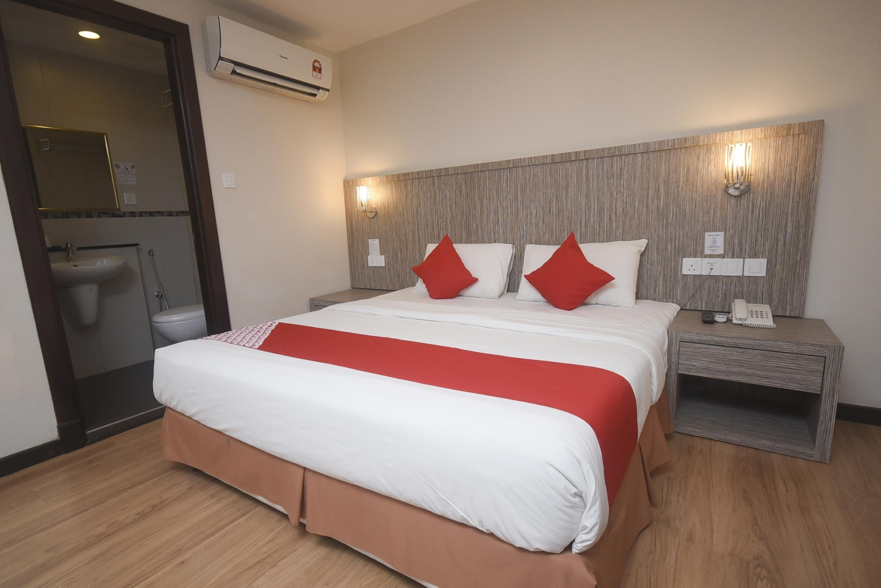 Super Oyo 985 Hotel Nur Мири Екстериор снимка