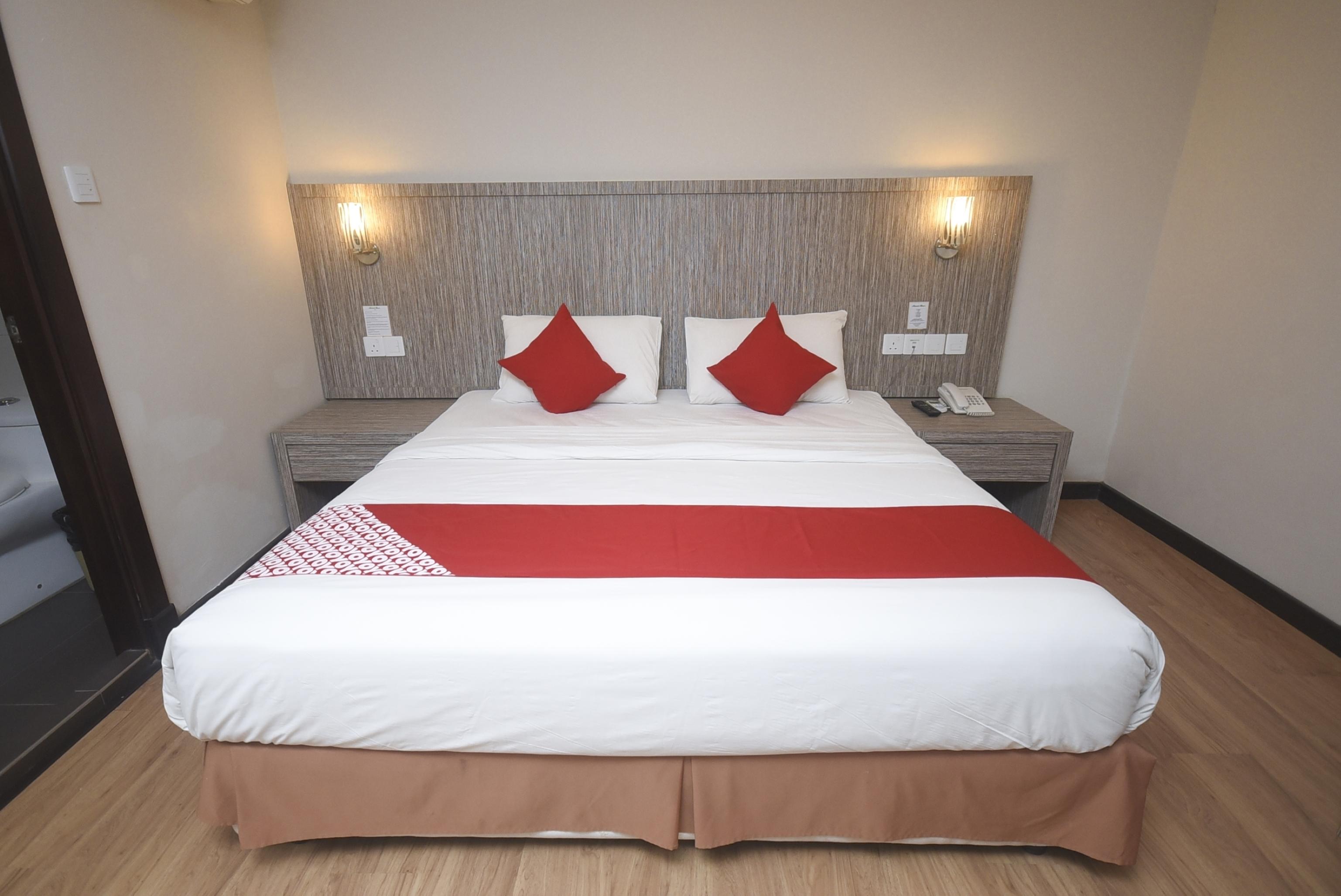 Super Oyo 985 Hotel Nur Мири Екстериор снимка