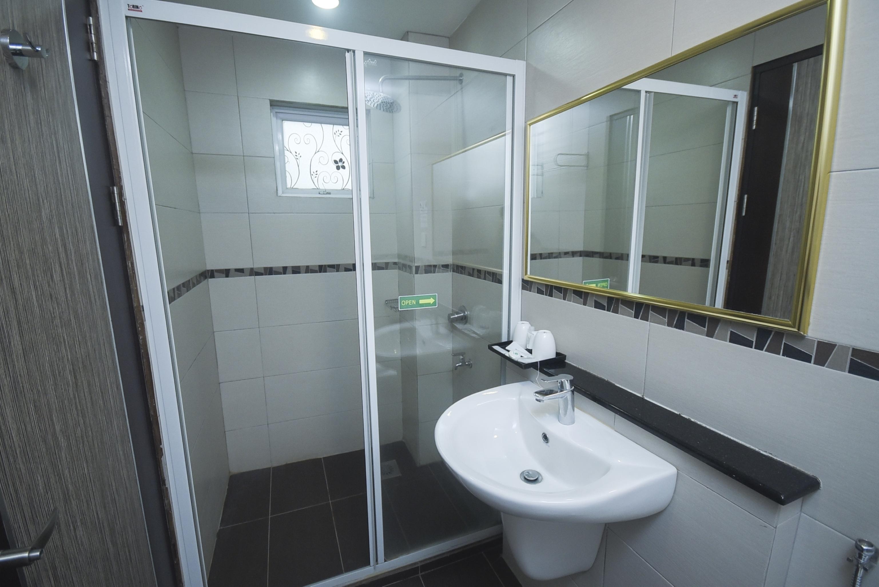Super Oyo 985 Hotel Nur Мири Екстериор снимка