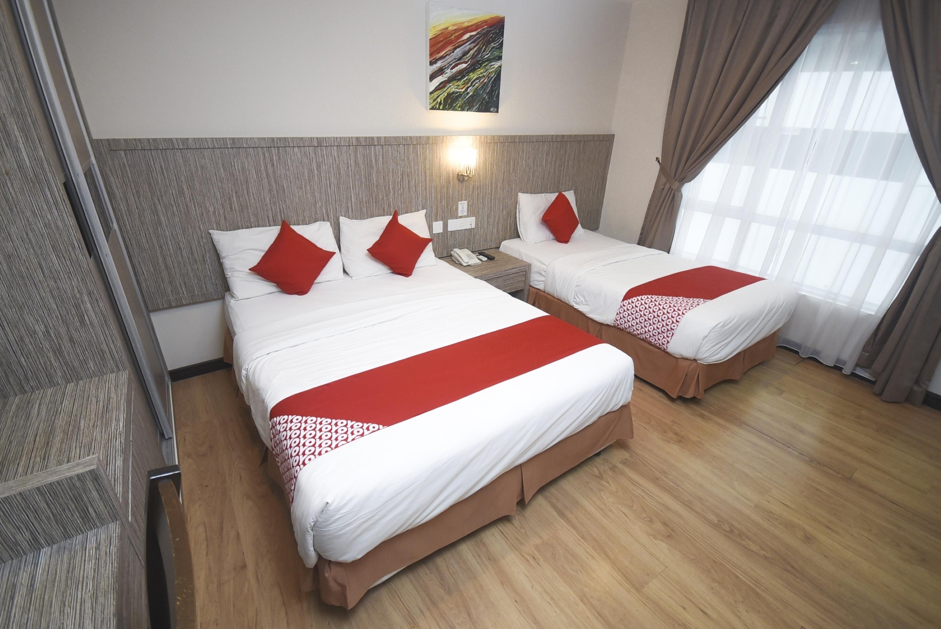 Super Oyo 985 Hotel Nur Мири Екстериор снимка