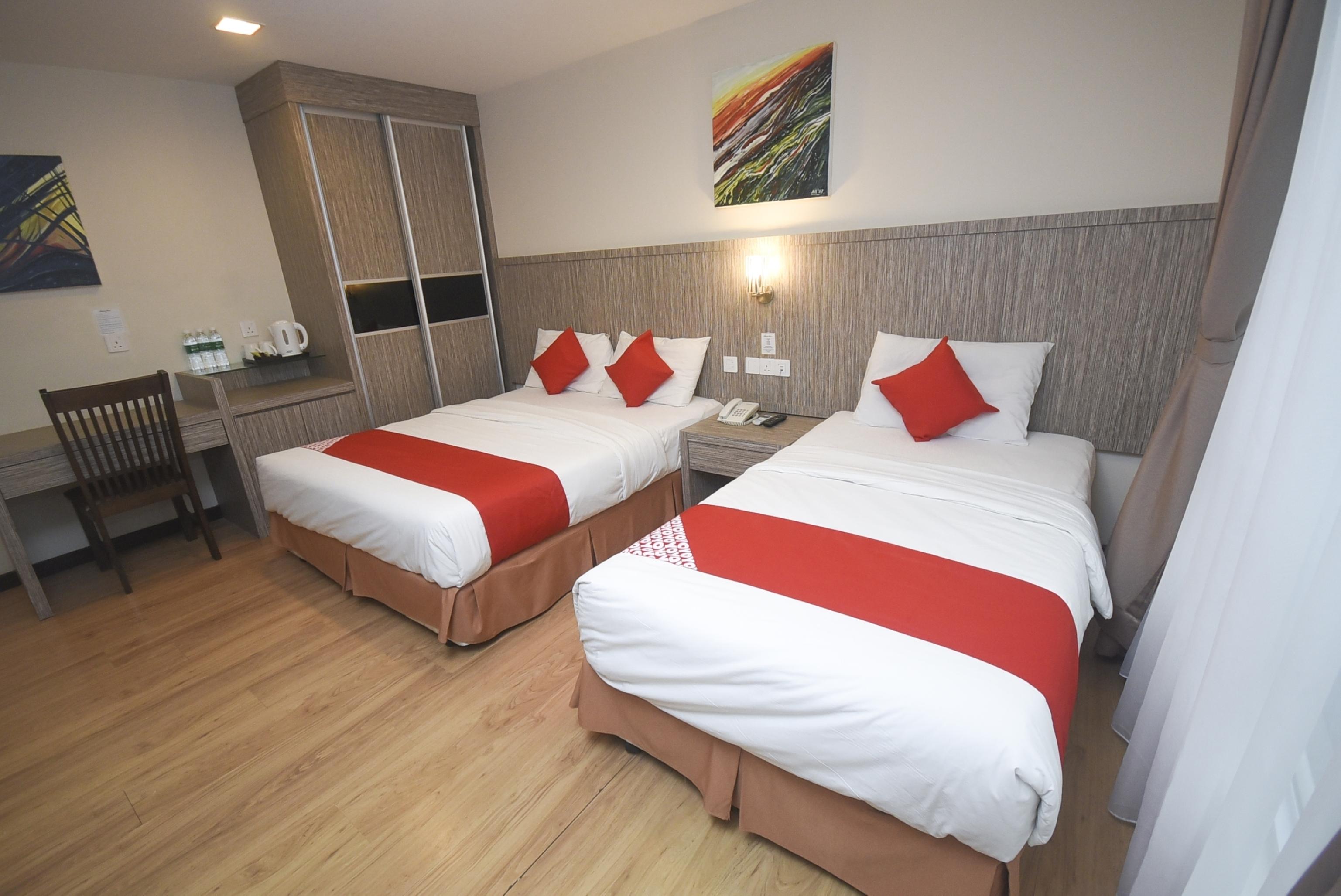Super Oyo 985 Hotel Nur Мири Екстериор снимка