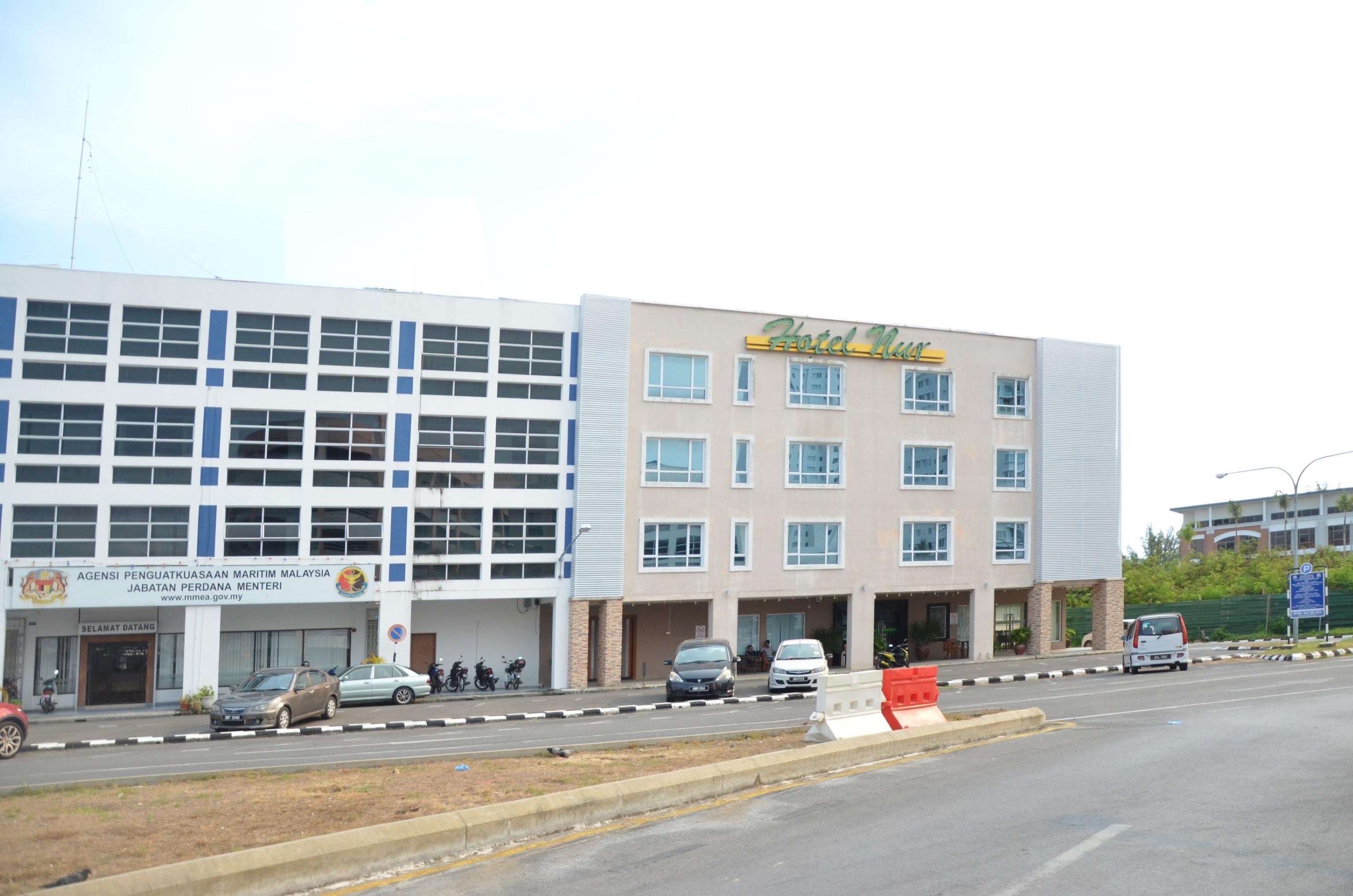 Super Oyo 985 Hotel Nur Мири Екстериор снимка