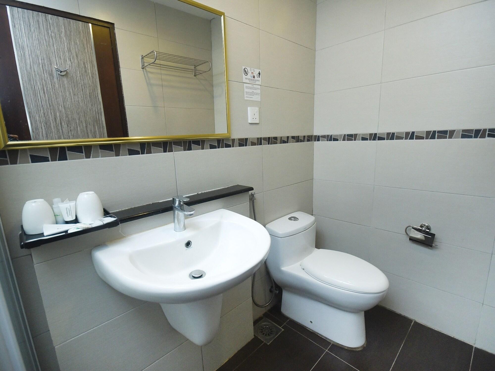 Super Oyo 985 Hotel Nur Мири Екстериор снимка
