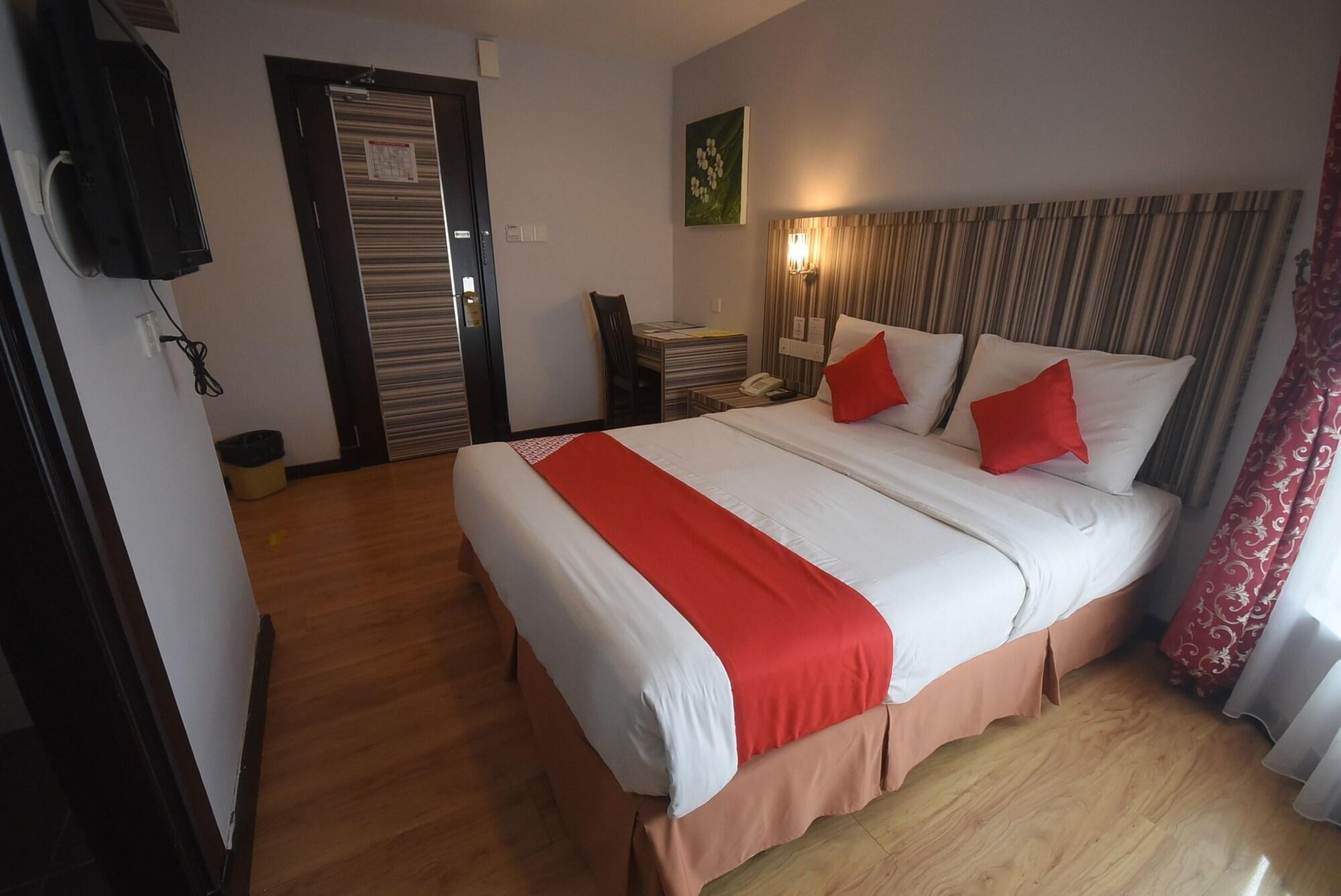 Super Oyo 985 Hotel Nur Мири Екстериор снимка