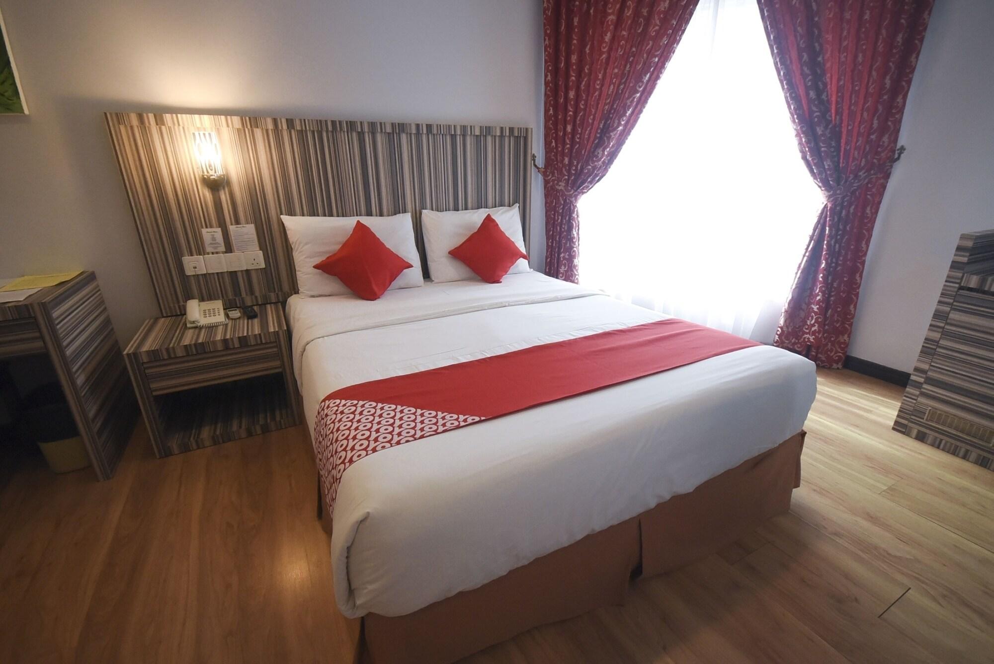 Super Oyo 985 Hotel Nur Мири Екстериор снимка