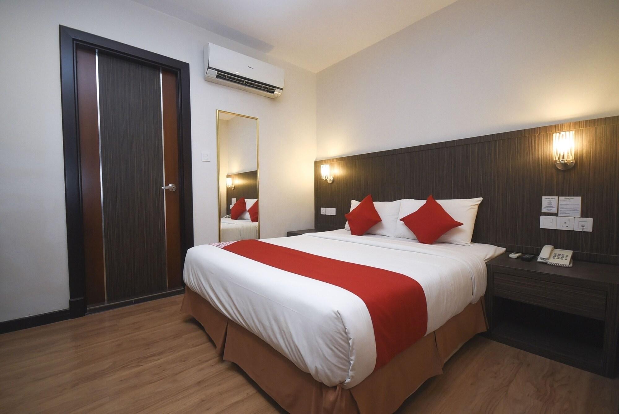 Super Oyo 985 Hotel Nur Мири Екстериор снимка