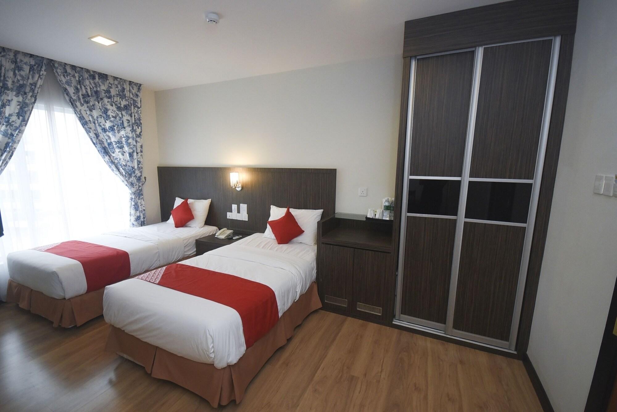 Super Oyo 985 Hotel Nur Мири Екстериор снимка