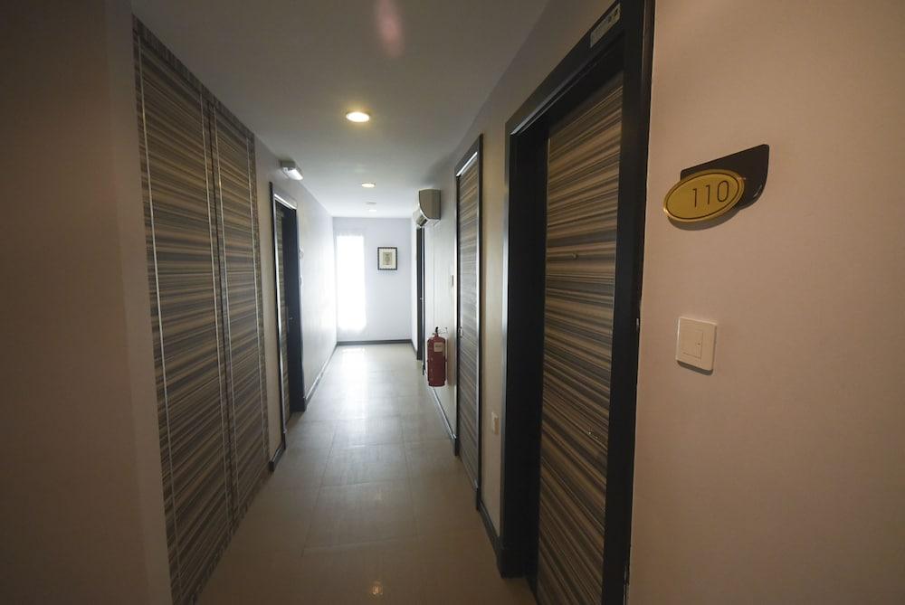 Super Oyo 985 Hotel Nur Мири Екстериор снимка
