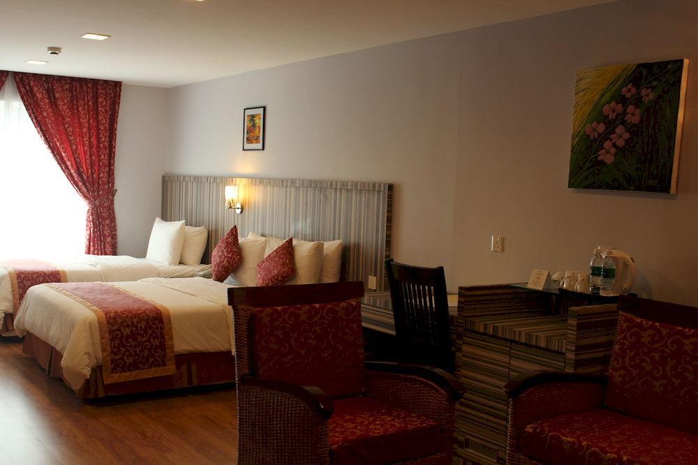 Super Oyo 985 Hotel Nur Мири Екстериор снимка