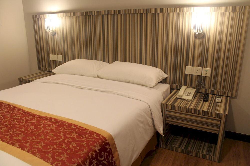 Super Oyo 985 Hotel Nur Мири Екстериор снимка