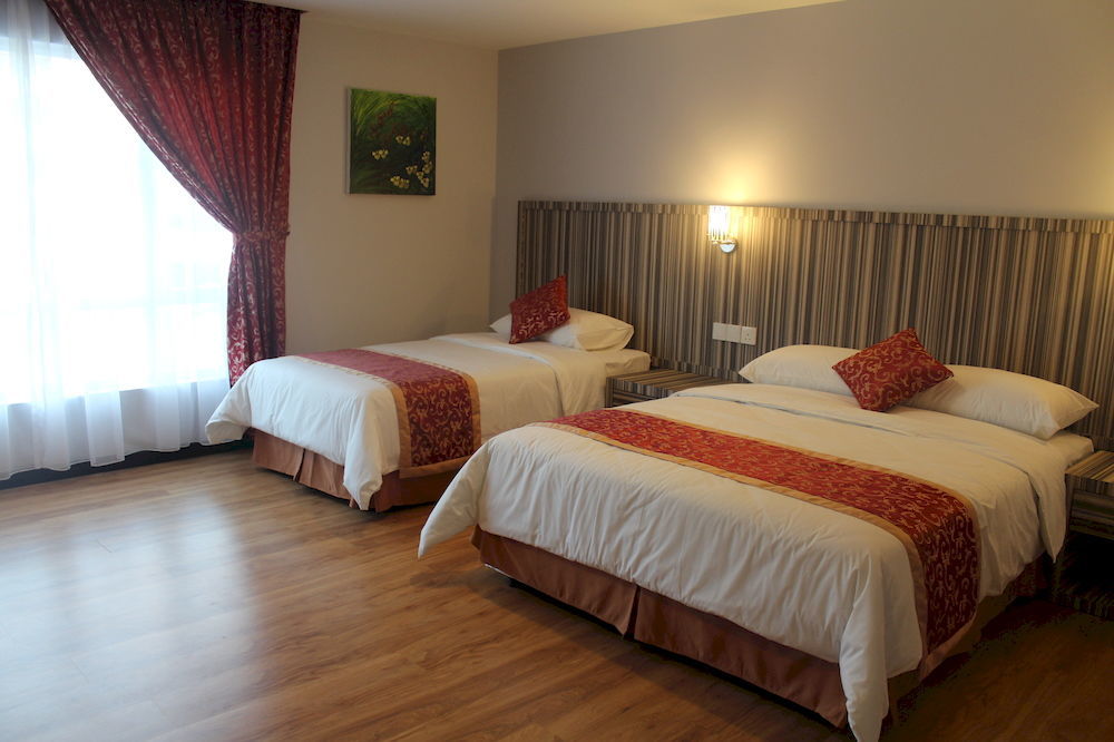 Super Oyo 985 Hotel Nur Мири Екстериор снимка