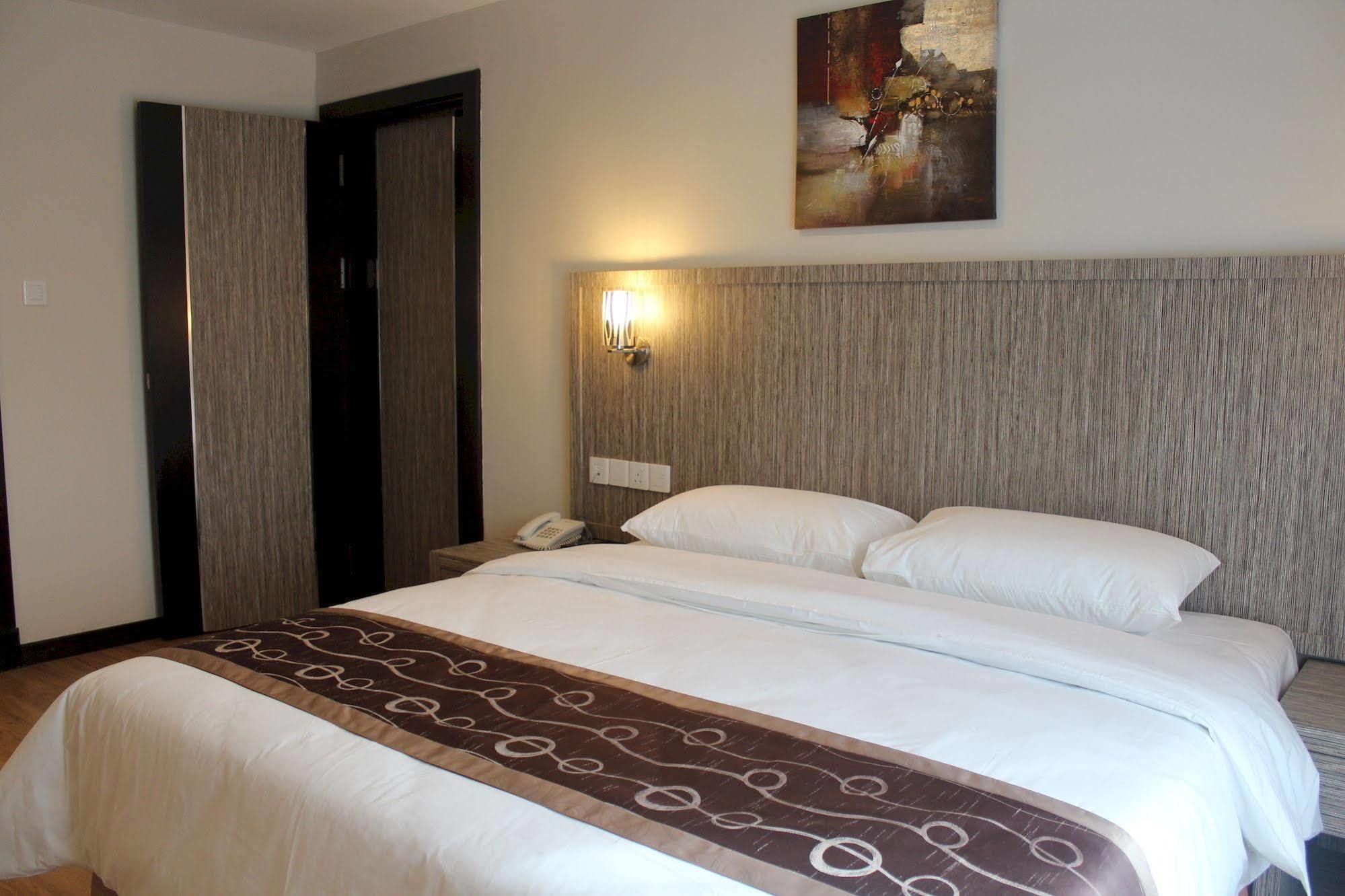 Super Oyo 985 Hotel Nur Мири Екстериор снимка