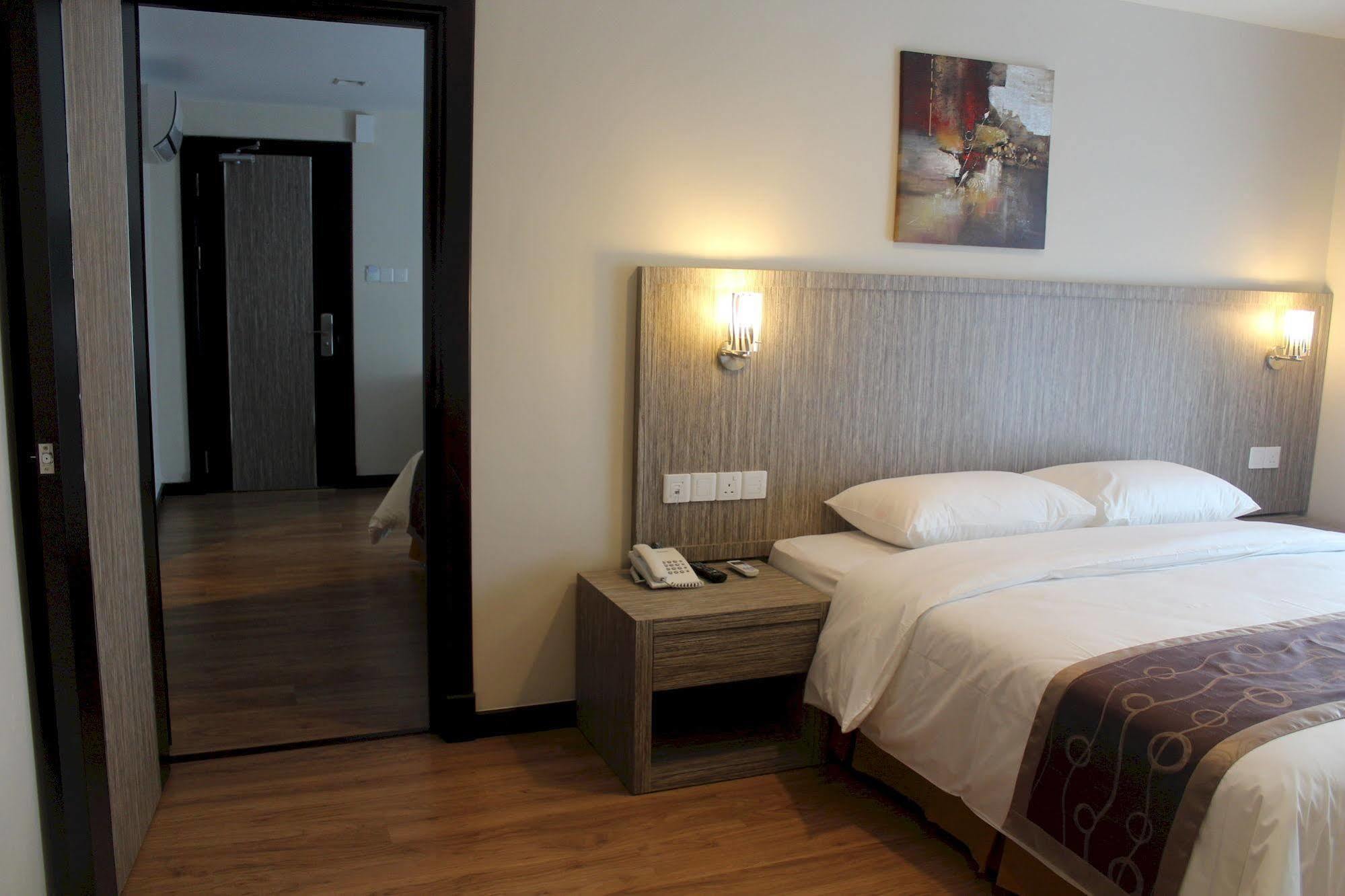 Super Oyo 985 Hotel Nur Мири Екстериор снимка