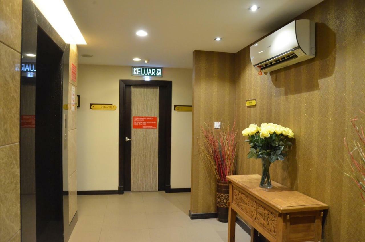 Super Oyo 985 Hotel Nur Мири Екстериор снимка