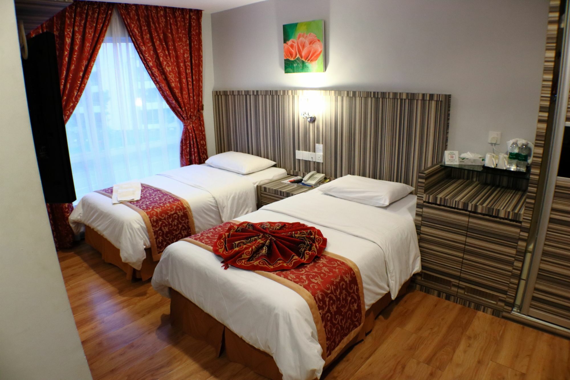 Super Oyo 985 Hotel Nur Мири Екстериор снимка