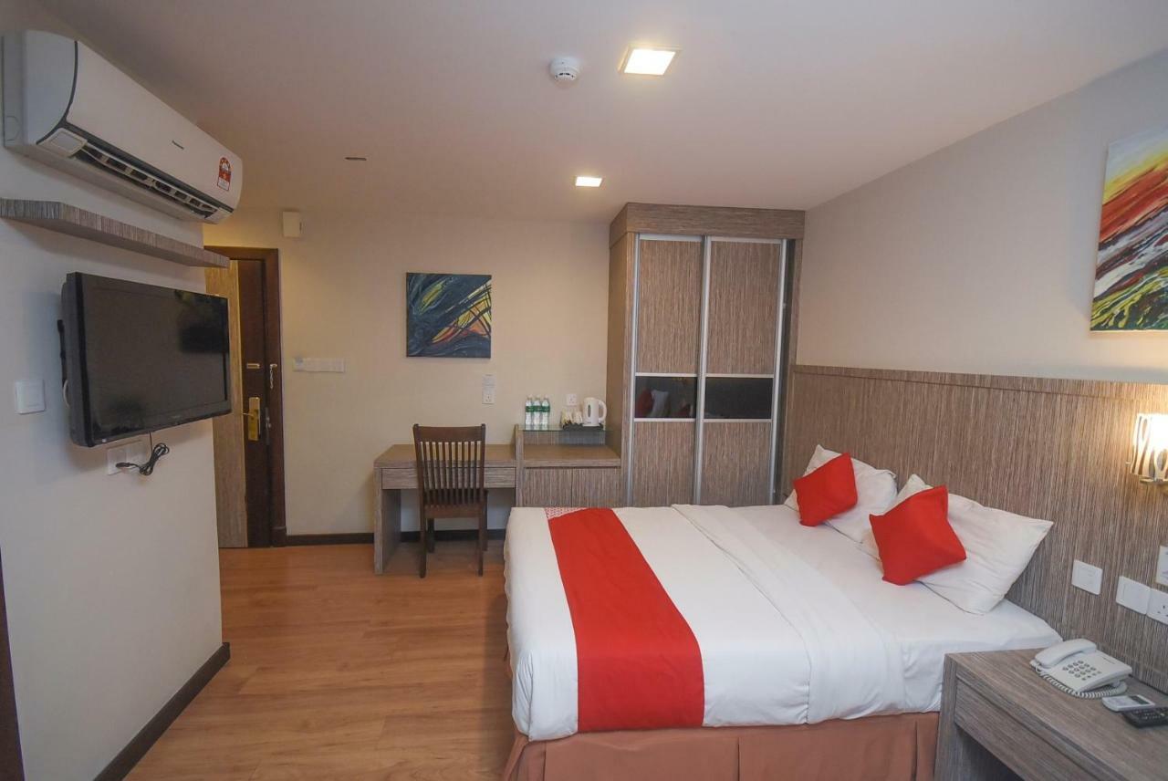 Super Oyo 985 Hotel Nur Мири Екстериор снимка