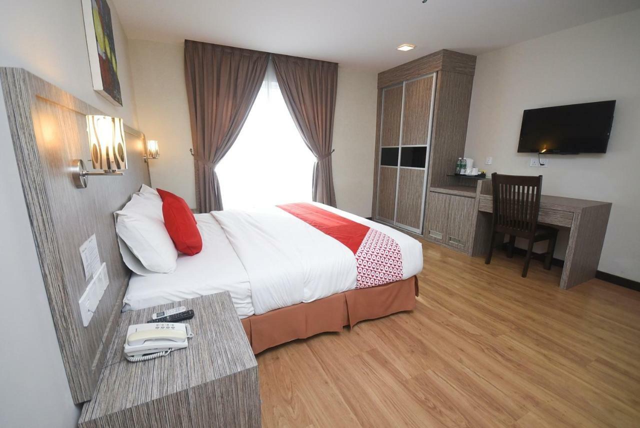 Super Oyo 985 Hotel Nur Мири Екстериор снимка