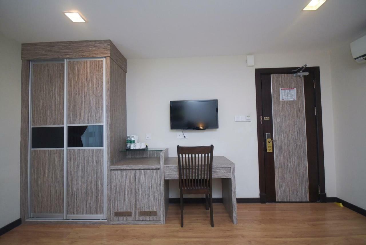 Super Oyo 985 Hotel Nur Мири Екстериор снимка