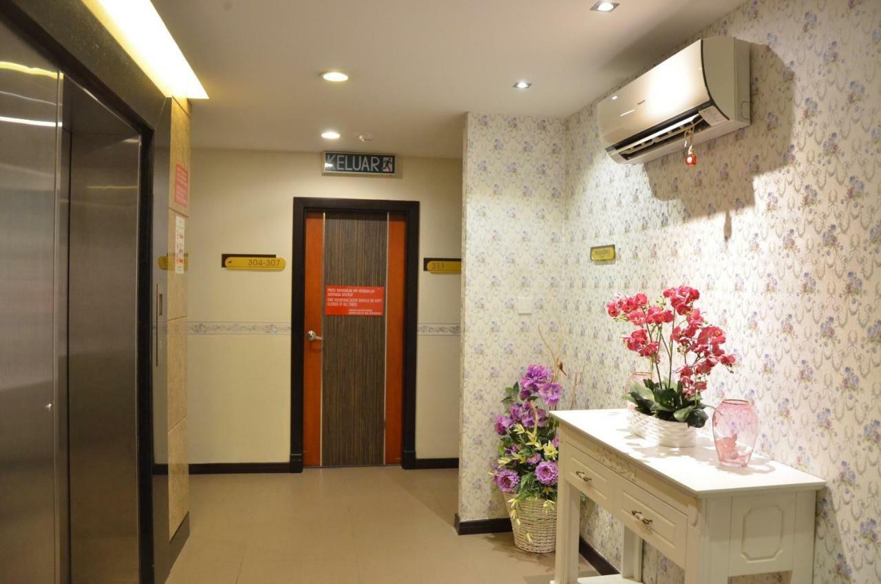 Super Oyo 985 Hotel Nur Мири Екстериор снимка