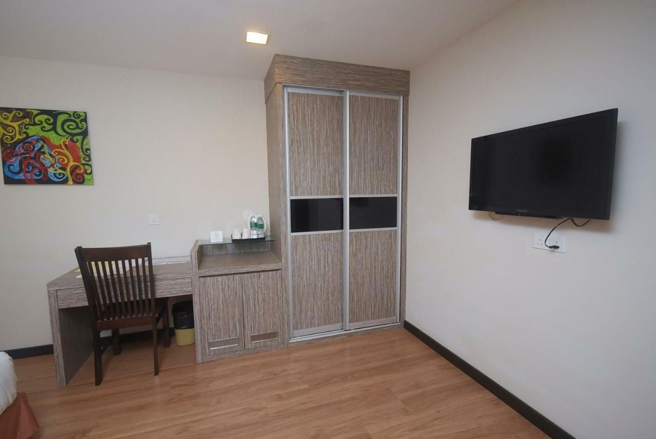 Super Oyo 985 Hotel Nur Мири Екстериор снимка