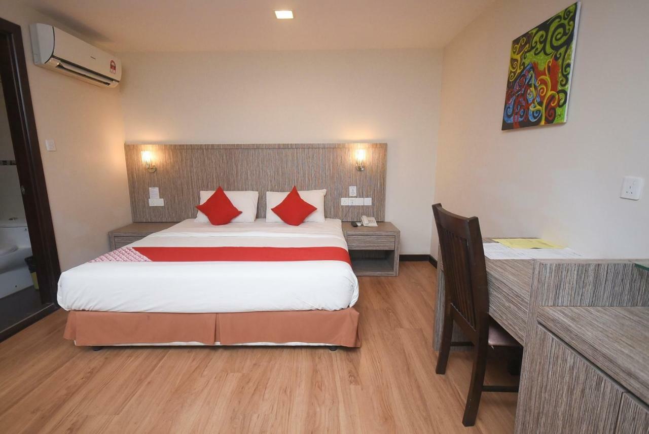 Super Oyo 985 Hotel Nur Мири Екстериор снимка